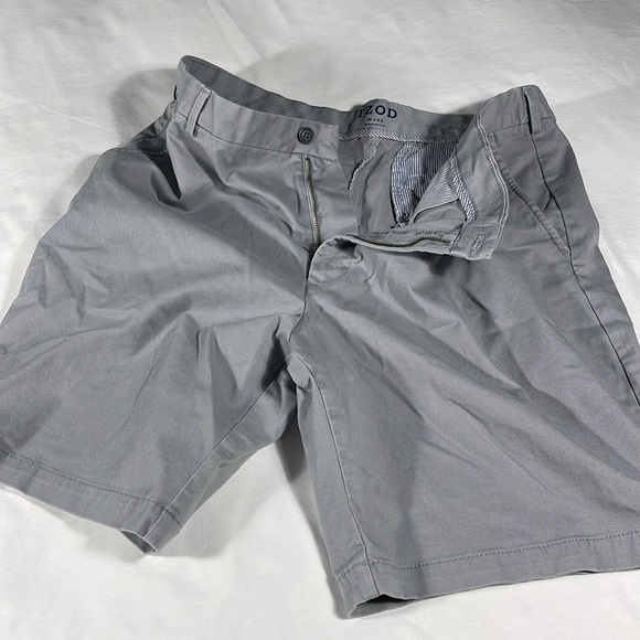 Izod mens grey basic flat front 9" inseam chino shorts - size 38 - Picture 8 of 11